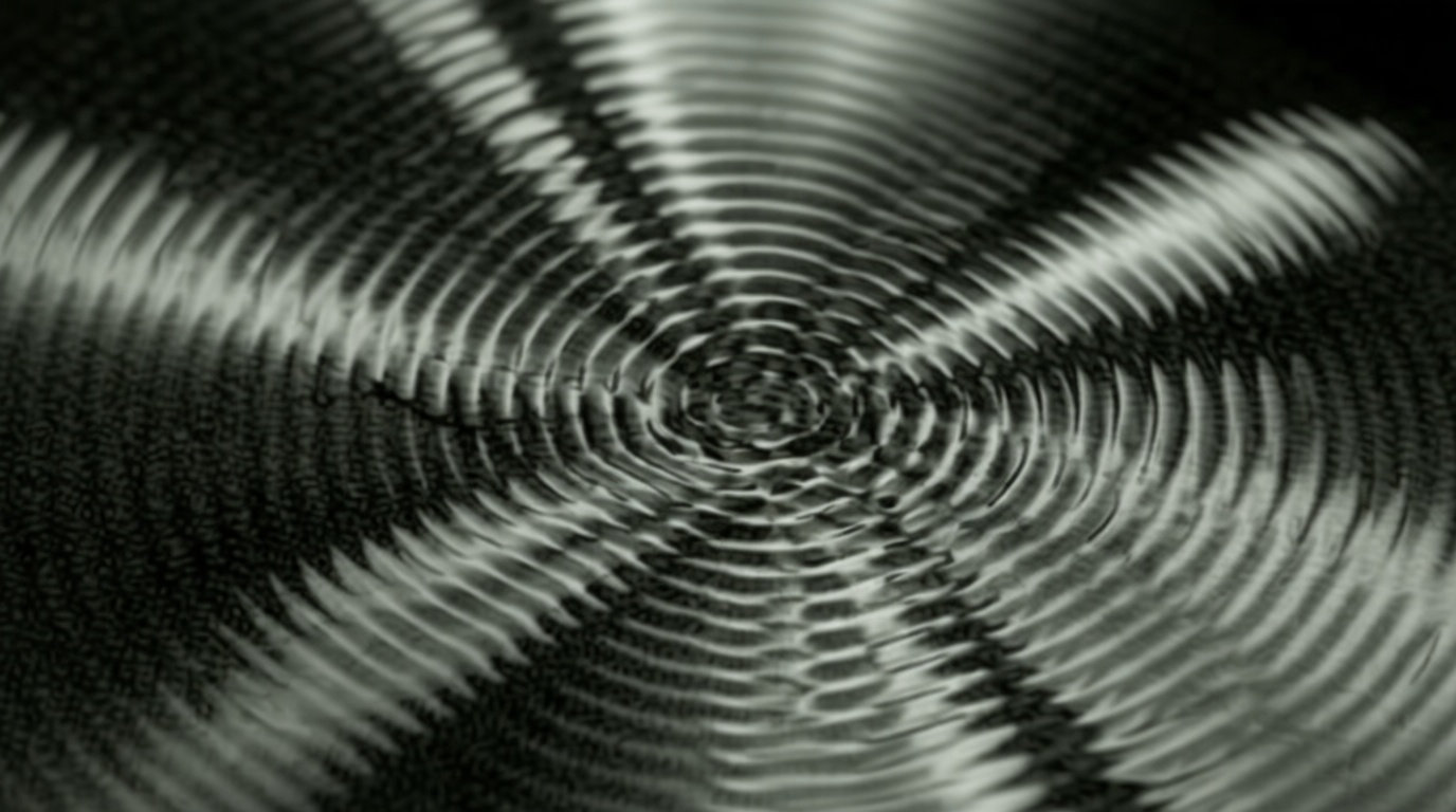 Comment la vibration sonore sculpte-t-elle la structure de l'eau ?